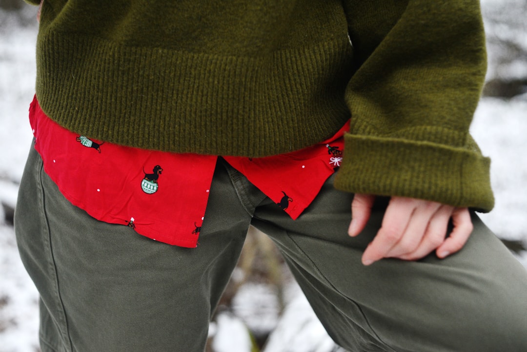 Jak se obléci k červeným kalhotám