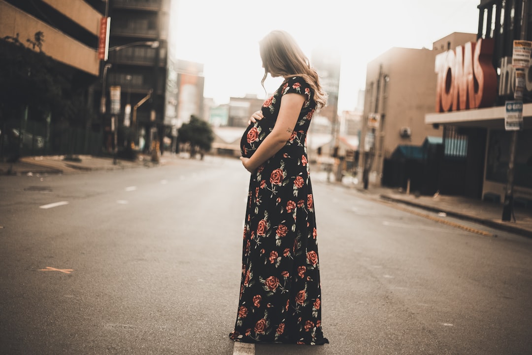 Těhotenské šaty hvězd: Jak vypadat stylově během těhotenství